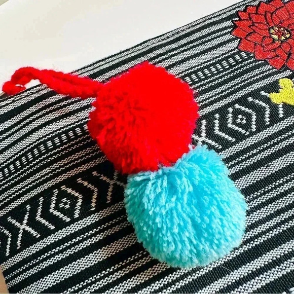 NWOT Disney Epcot Mexico World Showcase Mickey Embroidered Wristlet - Picture 5 of 7